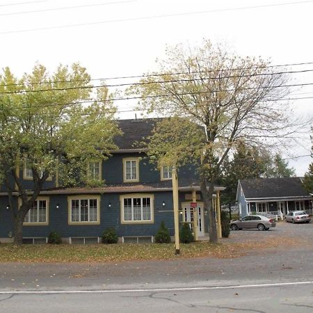 Hotel Fleurs Karaibes Saint-Alexandre-de-Kamouraska エクステリア 写真